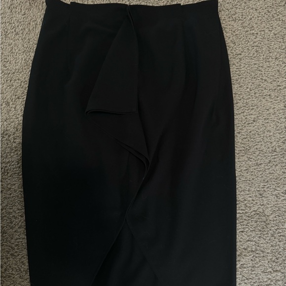 Beautiful black pencil skirt with a bow at the back - Picture 1 of 2